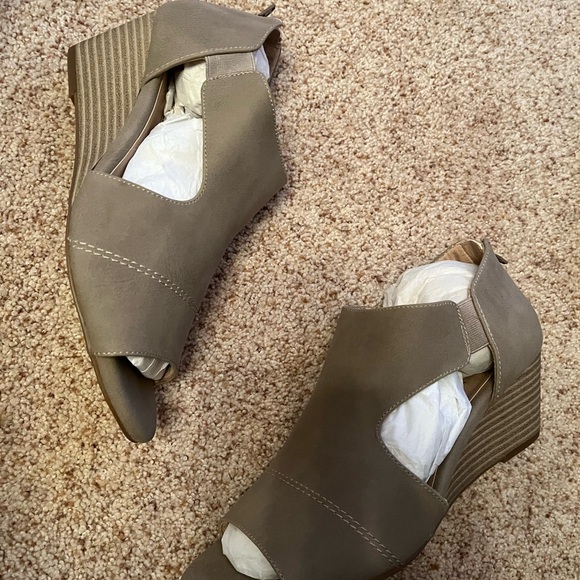 New in box, open toe heel sandals , size 9 - Picture 3 of 6